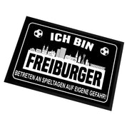 Fußmatte für Fußballfans mit Skyline | 60x40cm | Ich bin Freiburger - Betreten an Spieltagen auf eigene Gefahr! | Zeige deine Stadtliebe und Fußballbegeisterung! | für innen und außen