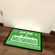 Fußmatte für Fußballfans mit Skyline | 60x40cm | Ich bin Wolfsburger - Betreten an Spieltagen auf eigene Gefahr! | Zeige deine Stadtliebe und Fußballbegeisterung! | für innen und außen