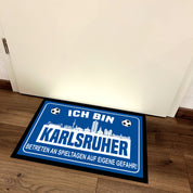 Fußmatte für Fußballfans mit Skyline | 60x40cm | Ich bin Karlsruher - Betreten an Spieltagen auf eigene Gefahr! | Zeige deine Stadtliebe und Fußballbegeisterung! | für innen und außen