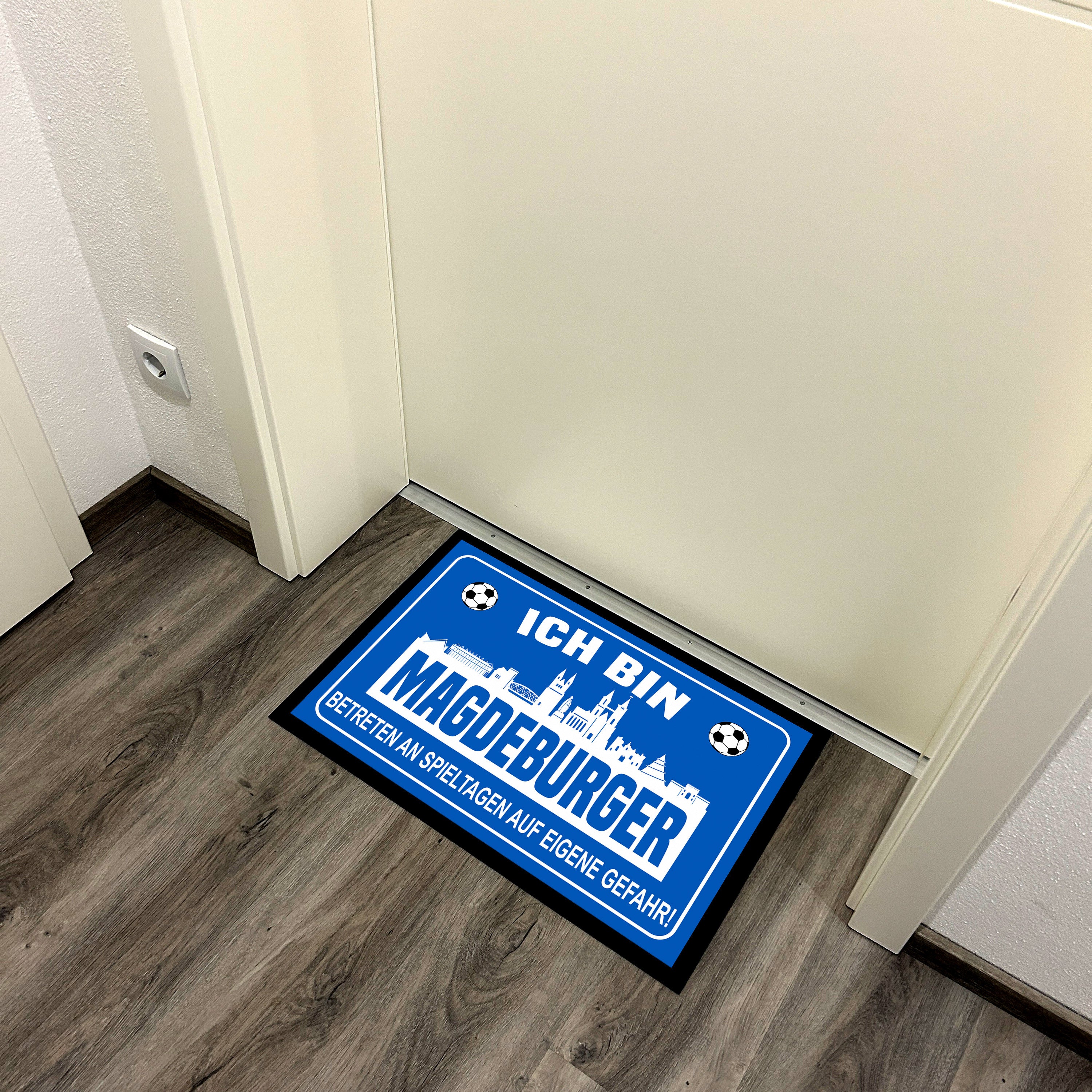Fußmatte für Fußballfans mit Skyline | 60x40cm | Ich bin Magdeburger - Betreten an Spieltagen auf eigene Gefahr! | Zeige deine Stadtliebe und Fußballbegeisterung! | für innen und außen