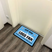 Fußmatte für Fußballfans mit Skyline | 60x40cm | Ich bin 1860 Fan - Betreten an Spieltagen auf eigene Gefahr! | Zeige deine Stadtliebe und Fußballbegeisterung! | für innen und außen