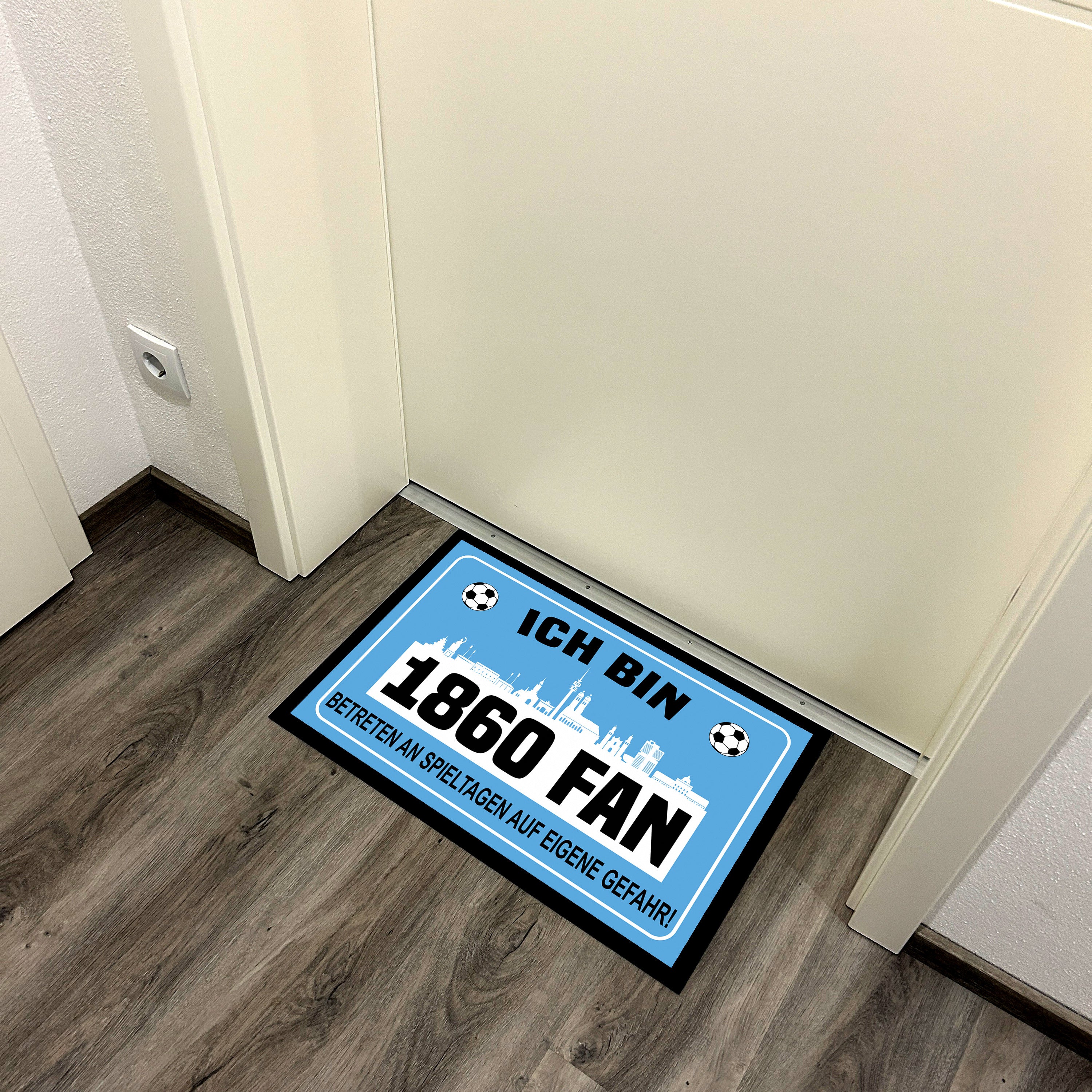 Fußmatte für Fußballfans mit Skyline | 60x40cm | Ich bin 1860 Fan - Betreten an Spieltagen auf eigene Gefahr! | Zeige deine Stadtliebe und Fußballbegeisterung! | für innen und außen