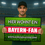 Fußmatte Rasenoptik für Fußball Fans | Hier wohnt ein Bayern Fan - Betreten an Spieltagen auf eigene Gefahr! | Türmatte mit Spruch | 60x40cm | für innen und außen | Vorleger für Haustür / Flur