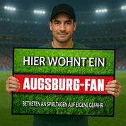 Fußmatte Rasenoptik für Fußball Fans | Hier wohnt ein Augsburg Fan - Betreten an Spieltagen auf eigene Gefahr! | Türmatte mit Spruch | 60x40cm | für innen und außen | Vorleger für Haustür / Flur