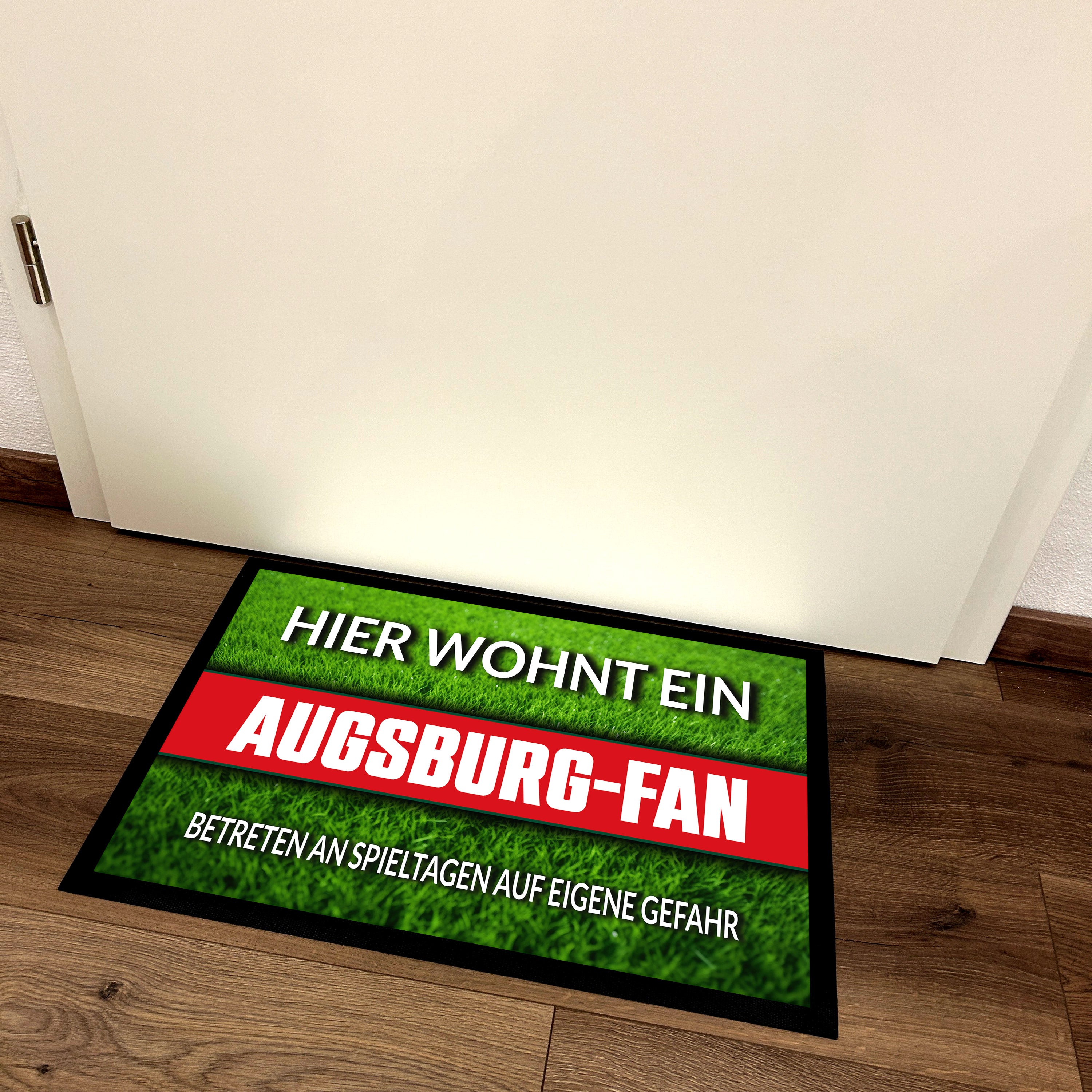 Fußmatte Rasenoptik für Fußball Fans | Hier wohnt ein Augsburg Fan - Betreten an Spieltagen auf eigene Gefahr! | Türmatte mit Spruch | 60x40cm | für innen und außen | Vorleger für Haustür / Flur