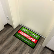 Fußmatte Rasenoptik für Fußball Fans | Hier wohnt ein Augsburg Fan - Betreten an Spieltagen auf eigene Gefahr! | Türmatte mit Spruch | 60x40cm | für innen und außen | Vorleger für Haustür / Flur