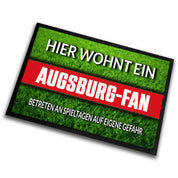 Fußmatte Rasenoptik für Fußball Fans | Hier wohnt ein Augsburg Fan - Betreten an Spieltagen auf eigene Gefahr! | Türmatte mit Spruch | 60x40cm | für innen und außen | Vorleger für Haustür / Flur