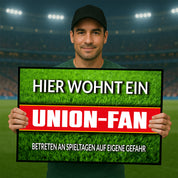 Fußmatte Rasenoptik für Fußball Fans | Hier wohnt ein Union Fan - Betreten an Spieltagen auf eigene Gefahr! | Türmatte mit Spruch | 60x40cm | für innen und außen | Vorleger für Haustür / Flur