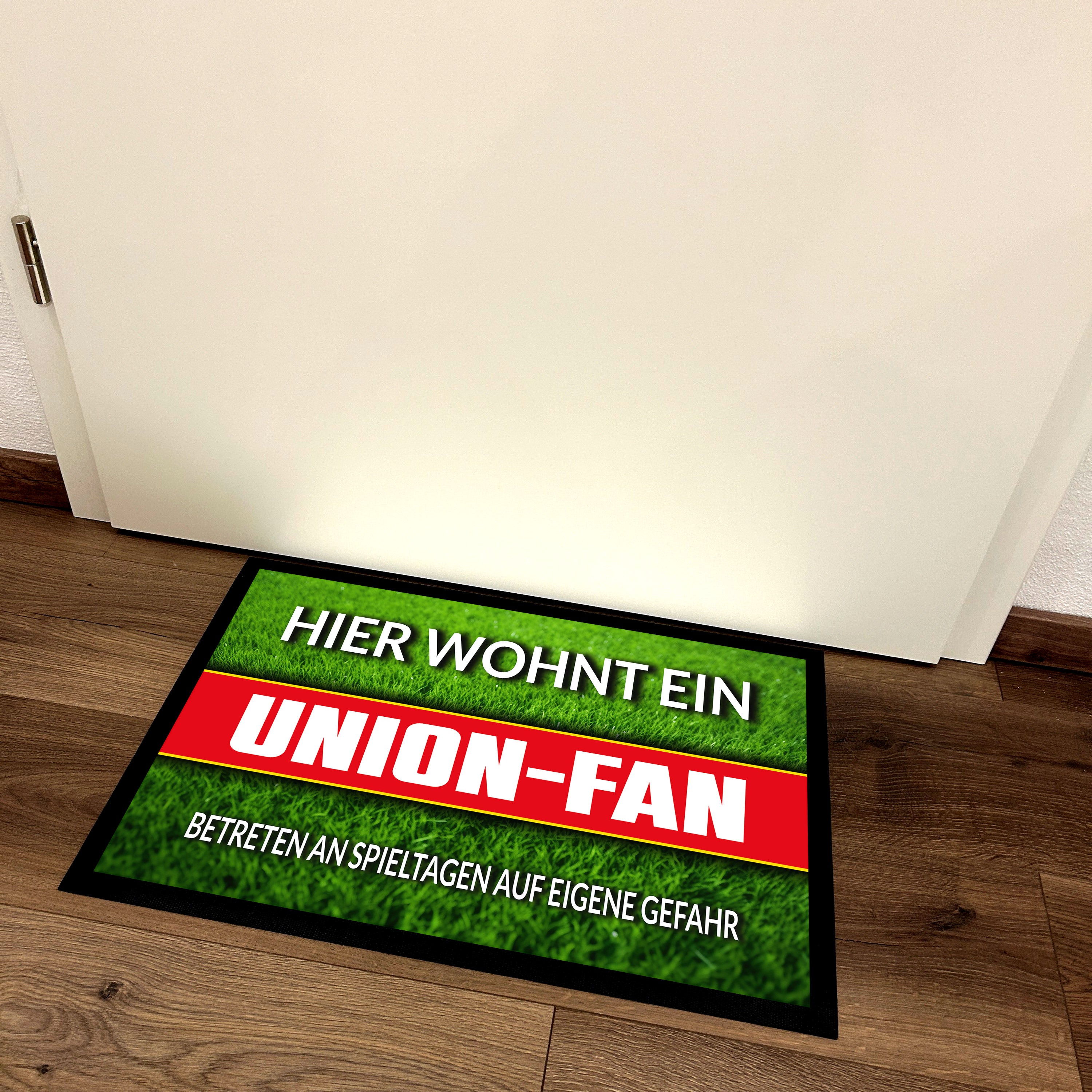 Fußmatte Rasenoptik für Fußball Fans | Hier wohnt ein Union Fan - Betreten an Spieltagen auf eigene Gefahr! | Türmatte mit Spruch | 60x40cm | für innen und außen | Vorleger für Haustür / Flur