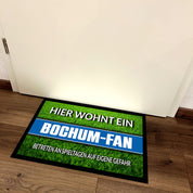 Fußmatte Rasenoptik für Fußball Fans | Hier wohnt ein Bochum Fan - Betreten an Spieltagen auf eigene Gefahr! | Türmatte mit Spruch | 60x40cm | für innen und außen | Vorleger für Haustür / Flur