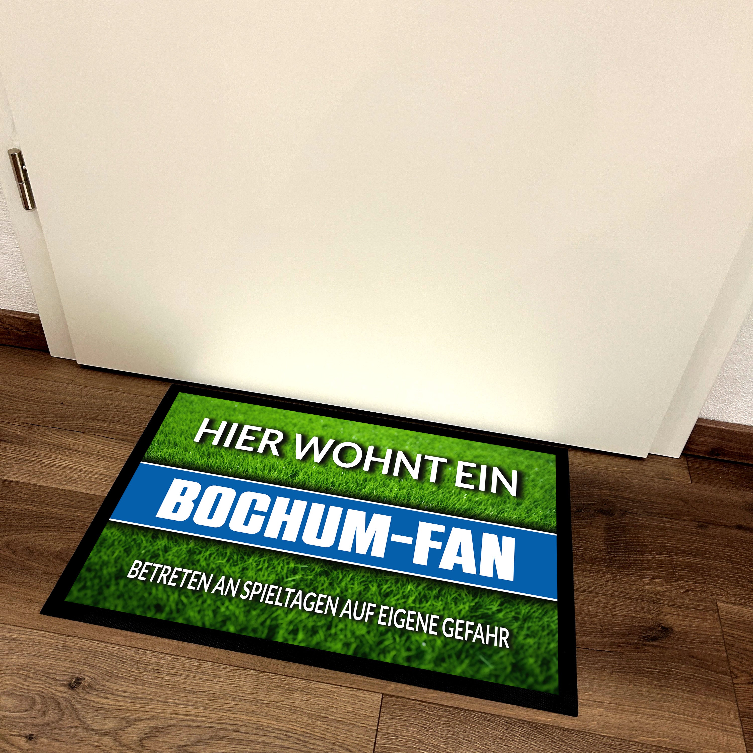 Fußmatte Rasenoptik für Fußball Fans | Hier wohnt ein Bochum Fan - Betreten an Spieltagen auf eigene Gefahr! | Türmatte mit Spruch | 60x40cm | für innen und außen | Vorleger für Haustür / Flur