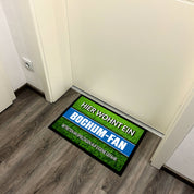 Fußmatte Rasenoptik für Fußball Fans | Hier wohnt ein Bochum Fan - Betreten an Spieltagen auf eigene Gefahr! | Türmatte mit Spruch | 60x40cm | für innen und außen | Vorleger für Haustür / Flur