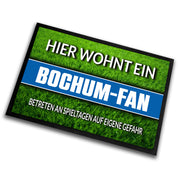 Fußmatte Rasenoptik für Fußball Fans | Hier wohnt ein Bochum Fan - Betreten an Spieltagen auf eigene Gefahr! | Türmatte mit Spruch | 60x40cm | für innen und außen | Vorleger für Haustür / Flur