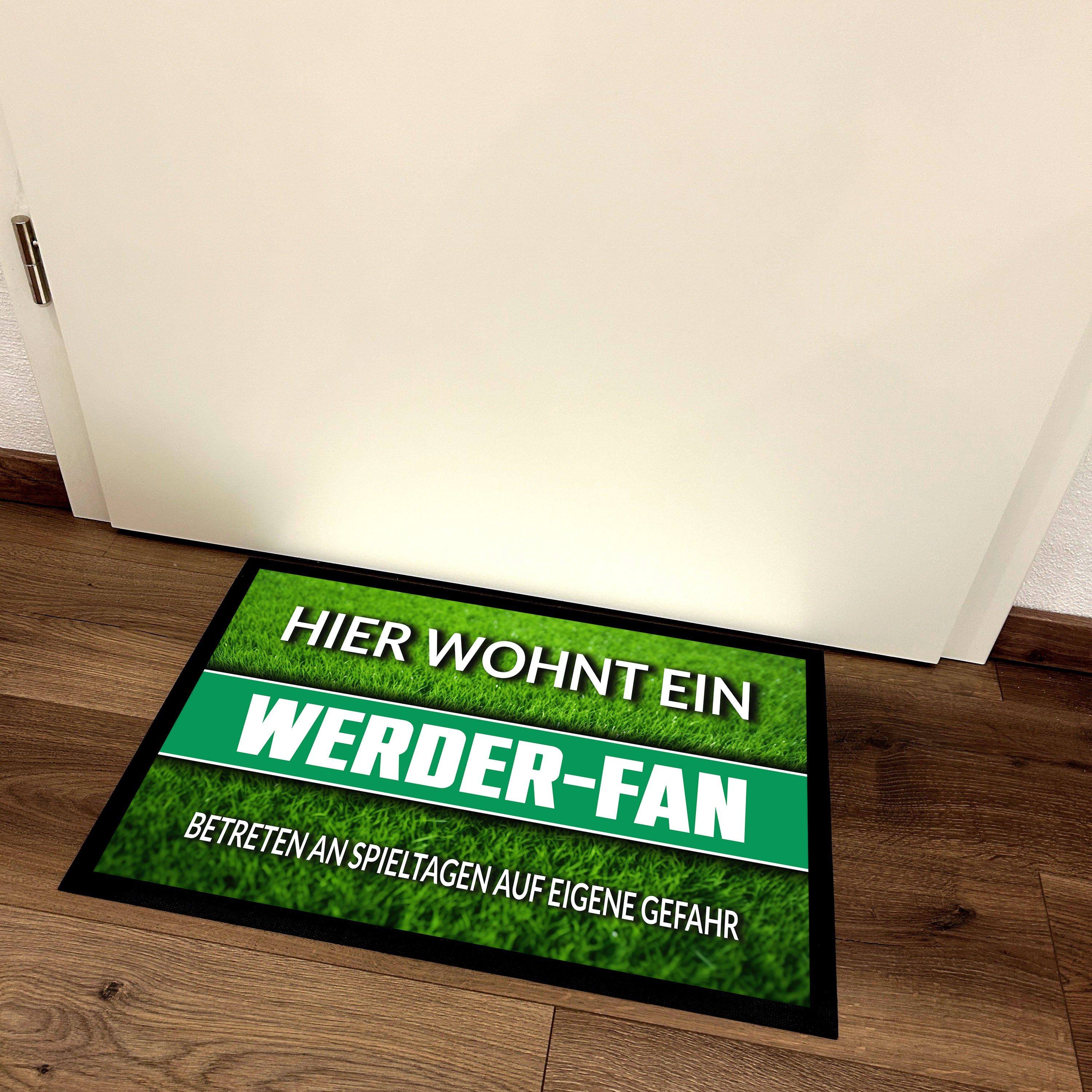 Fußmatte Rasenoptik für Fußball Fans | Hier wohnt ein Werder Fan - Betreten an Spieltagen auf eigene Gefahr! | Türmatte mit Spruch | 60x40cm | für innen und außen | Vorleger für Haustür / Flur