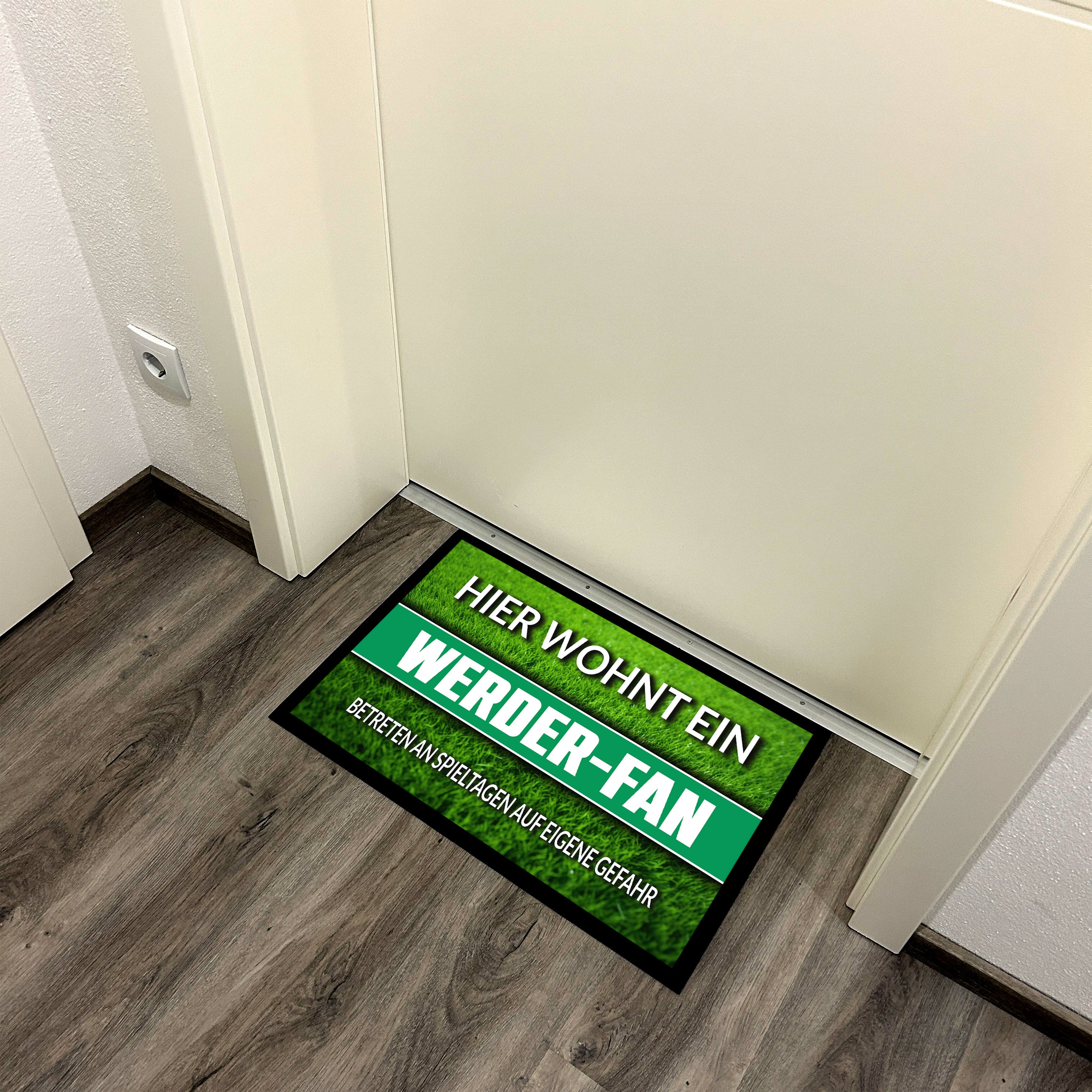 Fußmatte Rasenoptik für Fußball Fans | Hier wohnt ein Werder Fan - Betreten an Spieltagen auf eigene Gefahr! | Türmatte mit Spruch | 60x40cm | für innen und außen | Vorleger für Haustür / Flur