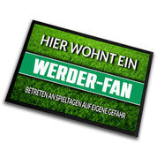 Fußmatte Rasenoptik für Fußball Fans | Hier wohnt ein Werder Fan - Betreten an Spieltagen auf eigene Gefahr! | Türmatte mit Spruch | 60x40cm | für innen und außen | Vorleger für Haustür / Flur