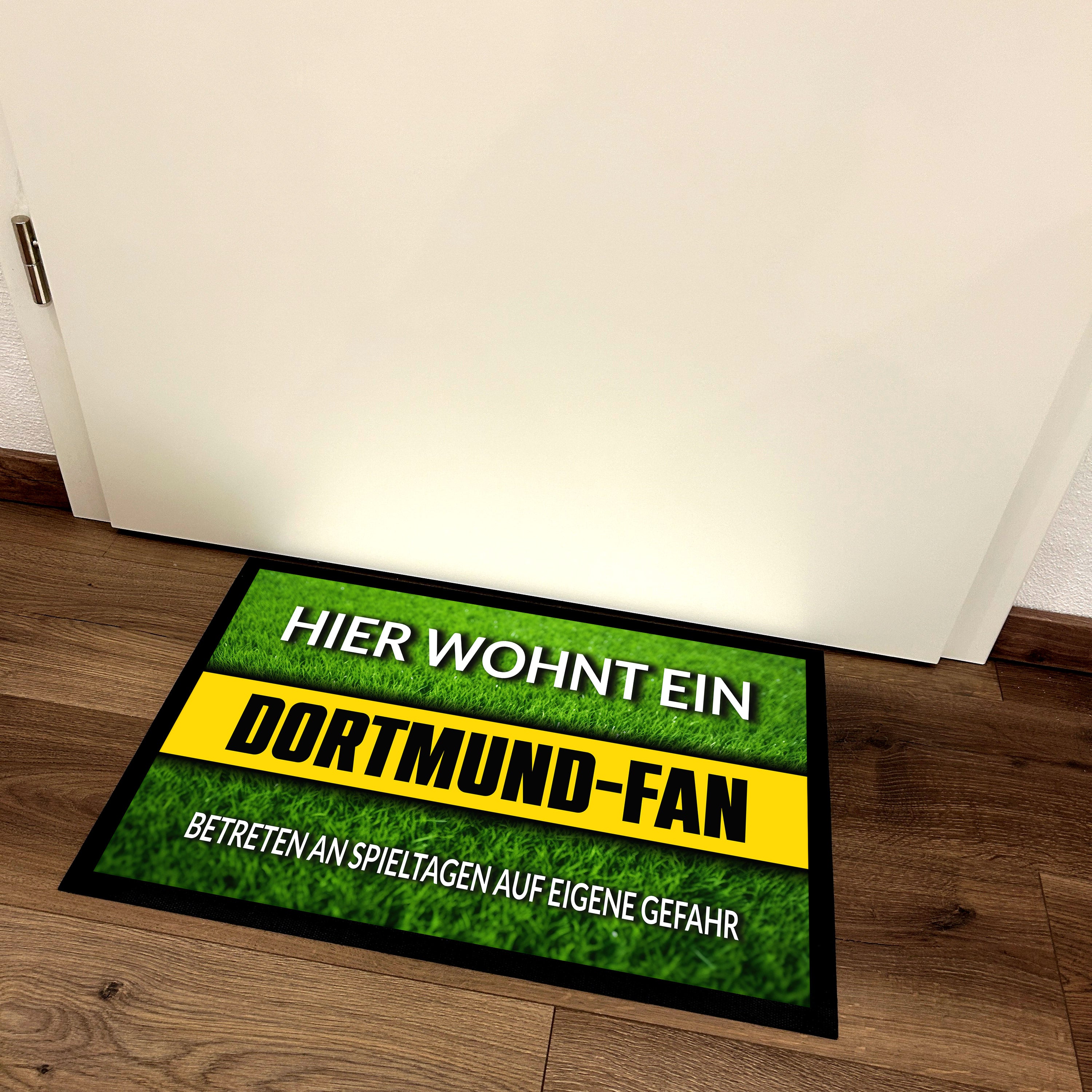 Fußmatte Rasenoptik für Fußball Fans | Hier wohnt ein Dortmund Fan - Betreten an Spieltagen auf eigene Gefahr! | Türmatte mit Spruch | 60x40cm | für innen und außen | Vorleger für Haustür / Flur