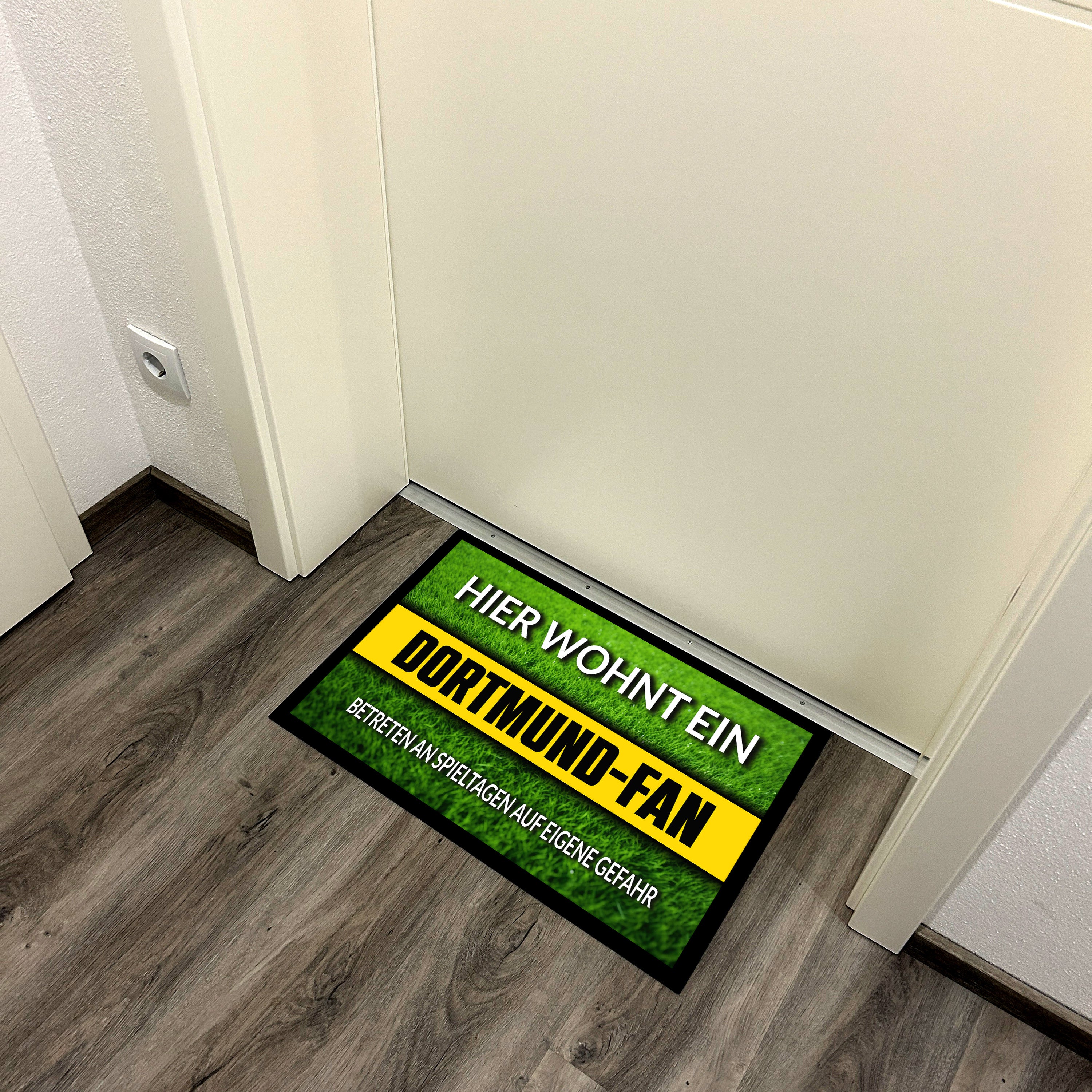 Fußmatte Rasenoptik für Fußball Fans | Hier wohnt ein Dortmund Fan - Betreten an Spieltagen auf eigene Gefahr! | Türmatte mit Spruch | 60x40cm | für innen und außen | Vorleger für Haustür / Flur