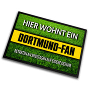 Fußmatte Rasenoptik für Fußball Fans | Hier wohnt ein Dortmund Fan - Betreten an Spieltagen auf eigene Gefahr! | Türmatte mit Spruch | 60x40cm | für innen und außen | Vorleger für Haustür / Flur
