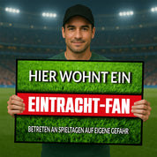 Fußmatte Rasenoptik für Fußball Fans | Hier wohnt ein Eintracht Fan - Betreten an Spieltagen auf eigene Gefahr! | Türmatte mit Spruch | 60x40cm | für innen und außen | Vorleger für Haustür / Flur