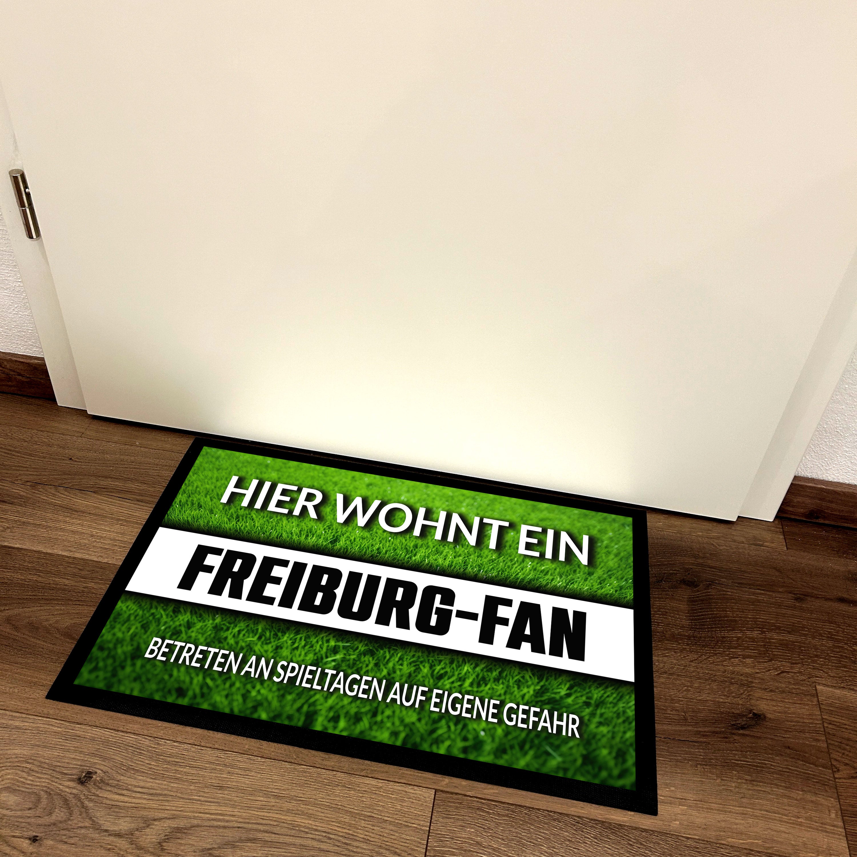 Fußmatte Rasenoptik für Fußball Fans | Hier wohnt ein Freiburg Fan - Betreten an Spieltagen auf eigene Gefahr! | Türmatte mit Spruch | 60x40cm | für innen und außen | Vorleger für Haustür / Flur