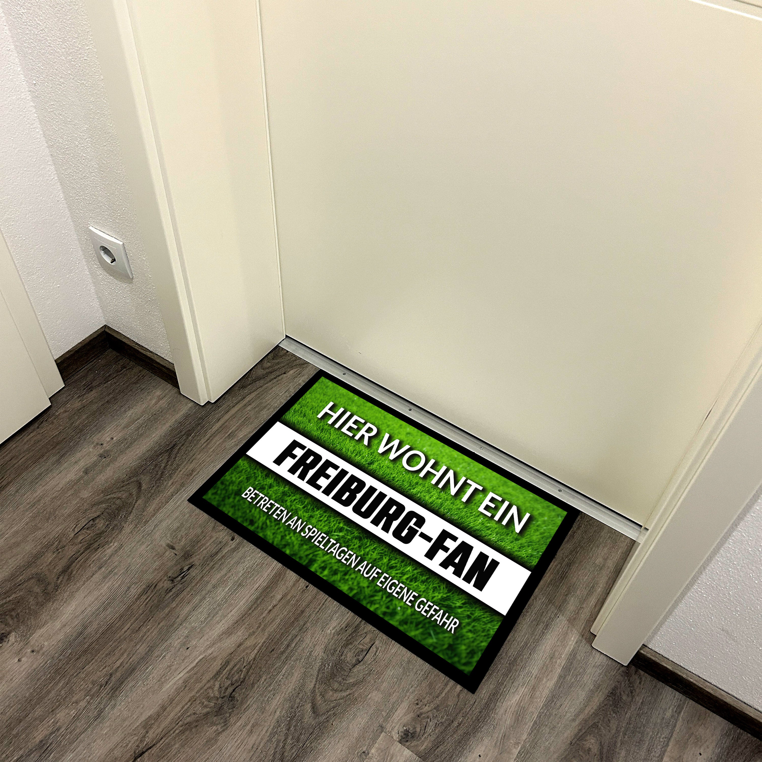 Fußmatte Rasenoptik für Fußball Fans | Hier wohnt ein Freiburg Fan - Betreten an Spieltagen auf eigene Gefahr! | Türmatte mit Spruch | 60x40cm | für innen und außen | Vorleger für Haustür / Flur