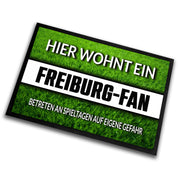 Fußmatte Rasenoptik für Fußball Fans | Hier wohnt ein Freiburg Fan - Betreten an Spieltagen auf eigene Gefahr! | Türmatte mit Spruch | 60x40cm | für innen und außen | Vorleger für Haustür / Flur