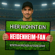 Fußmatte Rasenoptik für Fußball Fans | Hier wohnt ein Heidenheim Fan - Betreten an Spieltagen auf eigene Gefahr! | Türmatte mit Spruch | 60x40cm | für innen und außen | Vorleger für Haustür / Flur