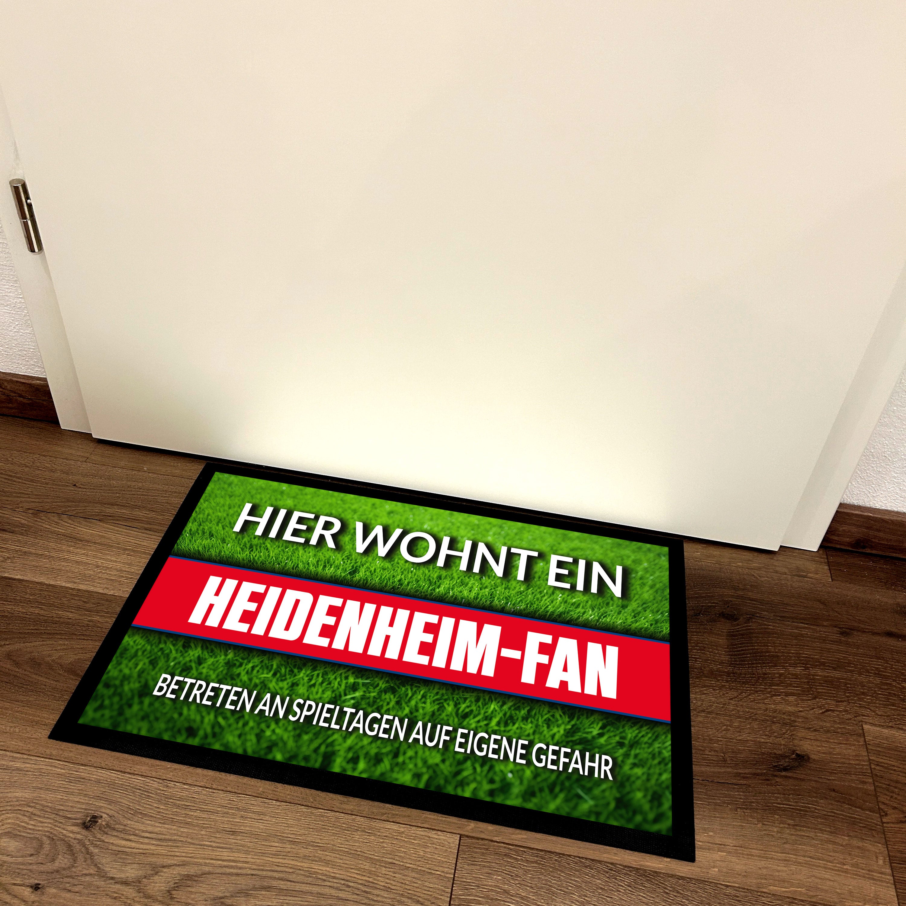 Fußmatte Rasenoptik für Fußball Fans | Hier wohnt ein Heidenheim Fan - Betreten an Spieltagen auf eigene Gefahr! | Türmatte mit Spruch | 60x40cm | für innen und außen | Vorleger für Haustür / Flur