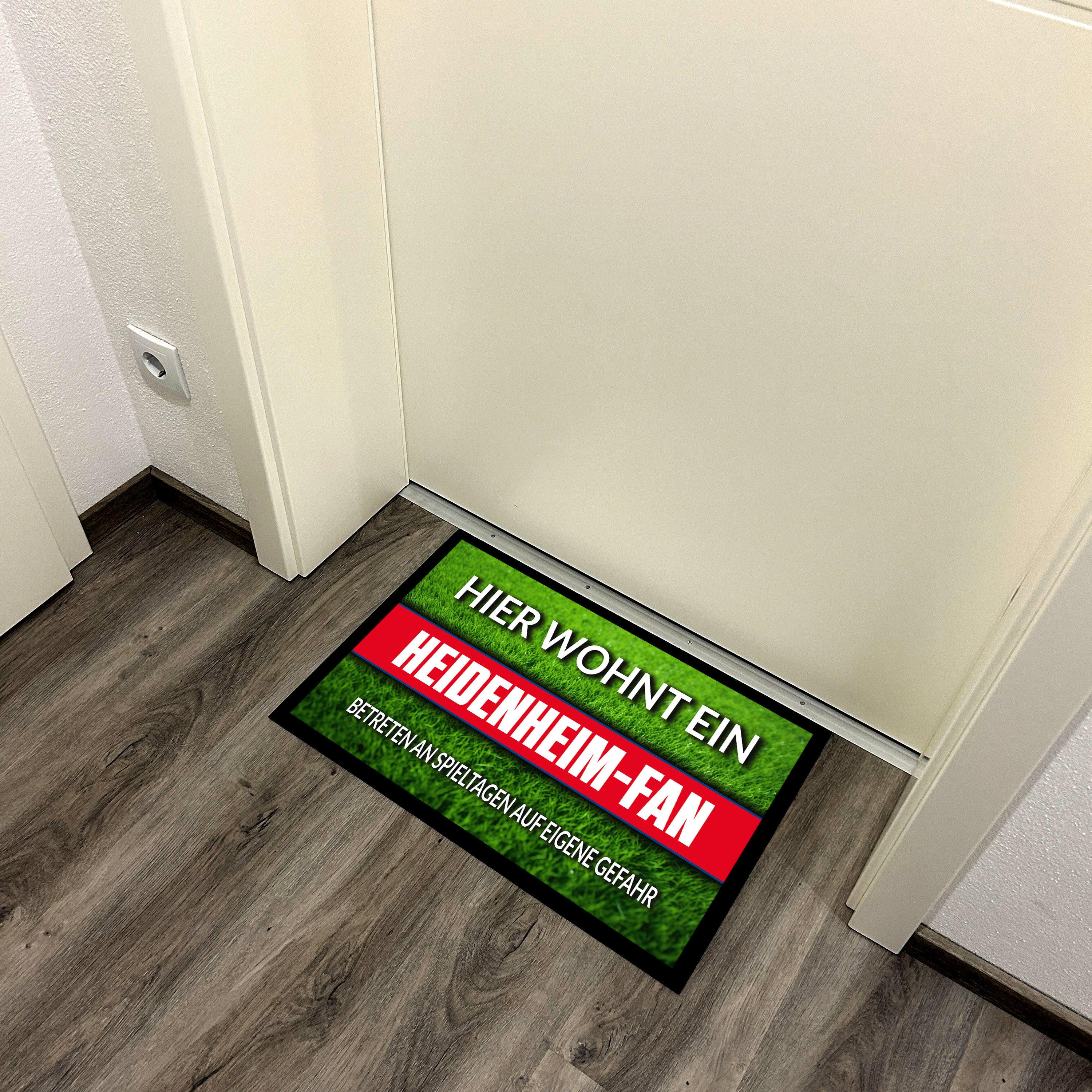 Fußmatte Rasenoptik für Fußball Fans | Hier wohnt ein Heidenheim Fan - Betreten an Spieltagen auf eigene Gefahr! | Türmatte mit Spruch | 60x40cm | für innen und außen | Vorleger für Haustür / Flur
