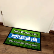 Fußmatte Rasenoptik für Fußball Fans | Hier wohnt ein Hoffenheim Fan - Betreten an Spieltagen auf eigene Gefahr! | Türmatte mit Spruch | 60x40cm | für innen und außen | Vorleger für Haustür / Flur