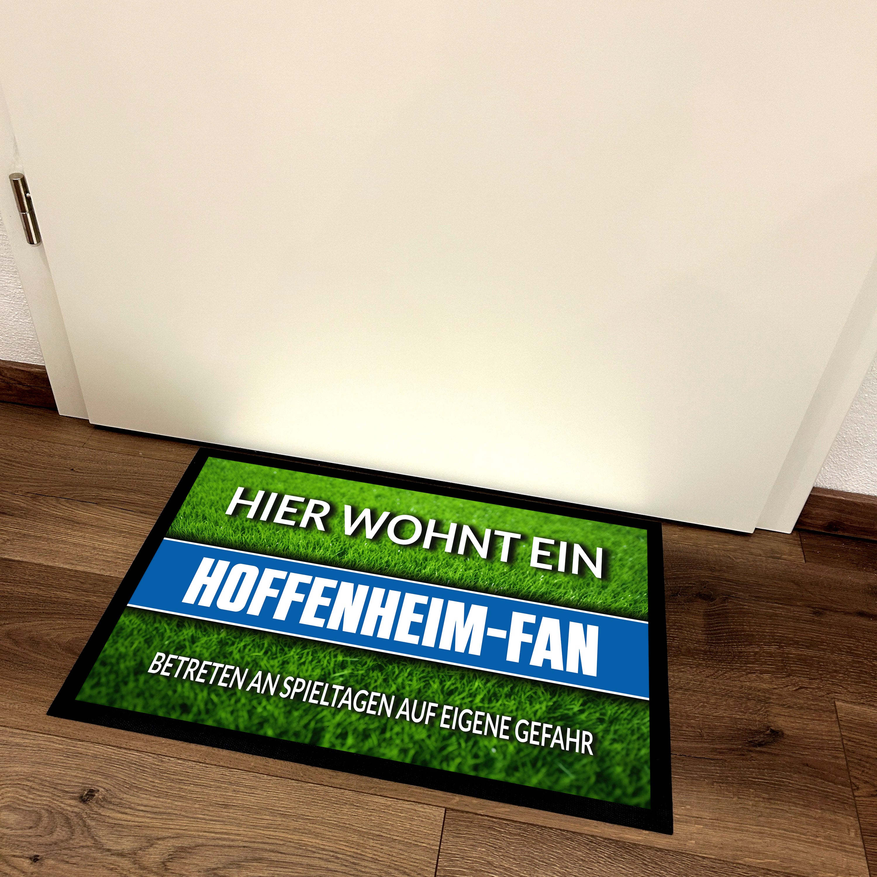Fußmatte Rasenoptik für Fußball Fans | Hier wohnt ein Hoffenheim Fan - Betreten an Spieltagen auf eigene Gefahr! | Türmatte mit Spruch | 60x40cm | für innen und außen | Vorleger für Haustür / Flur