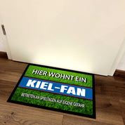 Fußmatte Rasenoptik für Fußball Fans | Hier wohnt ein Kiel Fan - Betreten an Spieltagen auf eigene Gefahr! | Türmatte mit Spruch | 60x40cm | für innen und außen | Vorleger für Haustür / Flur