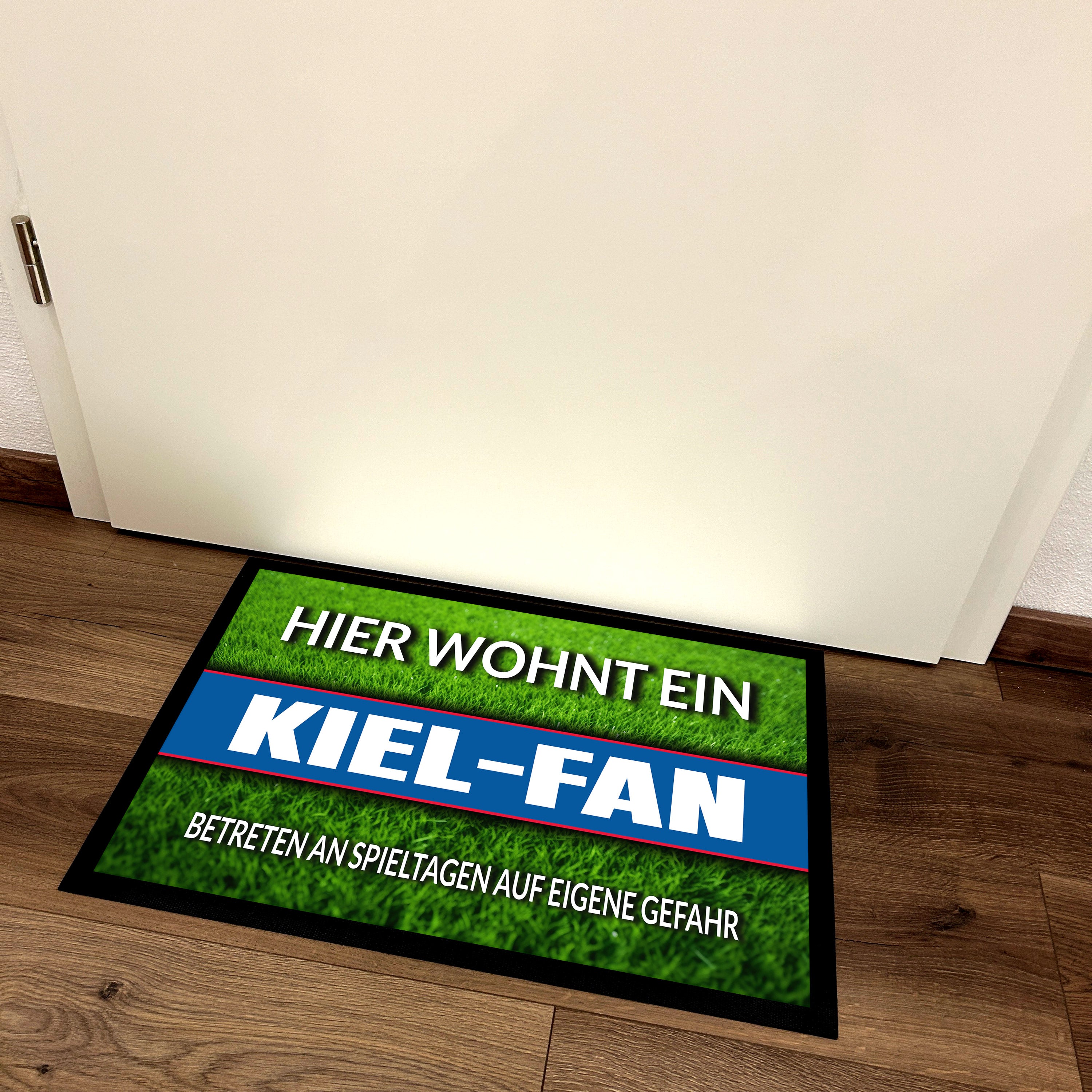 Fußmatte Rasenoptik für Fußball Fans | Hier wohnt ein Kiel Fan - Betreten an Spieltagen auf eigene Gefahr! | Türmatte mit Spruch | 60x40cm | für innen und außen | Vorleger für Haustür / Flur