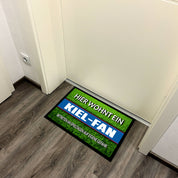Fußmatte Rasenoptik für Fußball Fans | Hier wohnt ein Kiel Fan - Betreten an Spieltagen auf eigene Gefahr! | Türmatte mit Spruch | 60x40cm | für innen und außen | Vorleger für Haustür / Flur