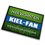 Fußmatte Rasenoptik für Fußball Fans | Hier wohnt ein Kiel Fan - Betreten an Spieltagen auf eigene Gefahr! | Türmatte mit Spruch | 60x40cm | für innen und außen | Vorleger für Haustür / Flur