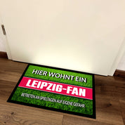 Fußmatte Rasenoptik für Fußball Fans | Hier wohnt ein Leipzig Fan - Betreten an Spieltagen auf eigene Gefahr! | Türmatte mit Spruch | 60x40cm | für innen und außen | Vorleger für Haustür / Flur