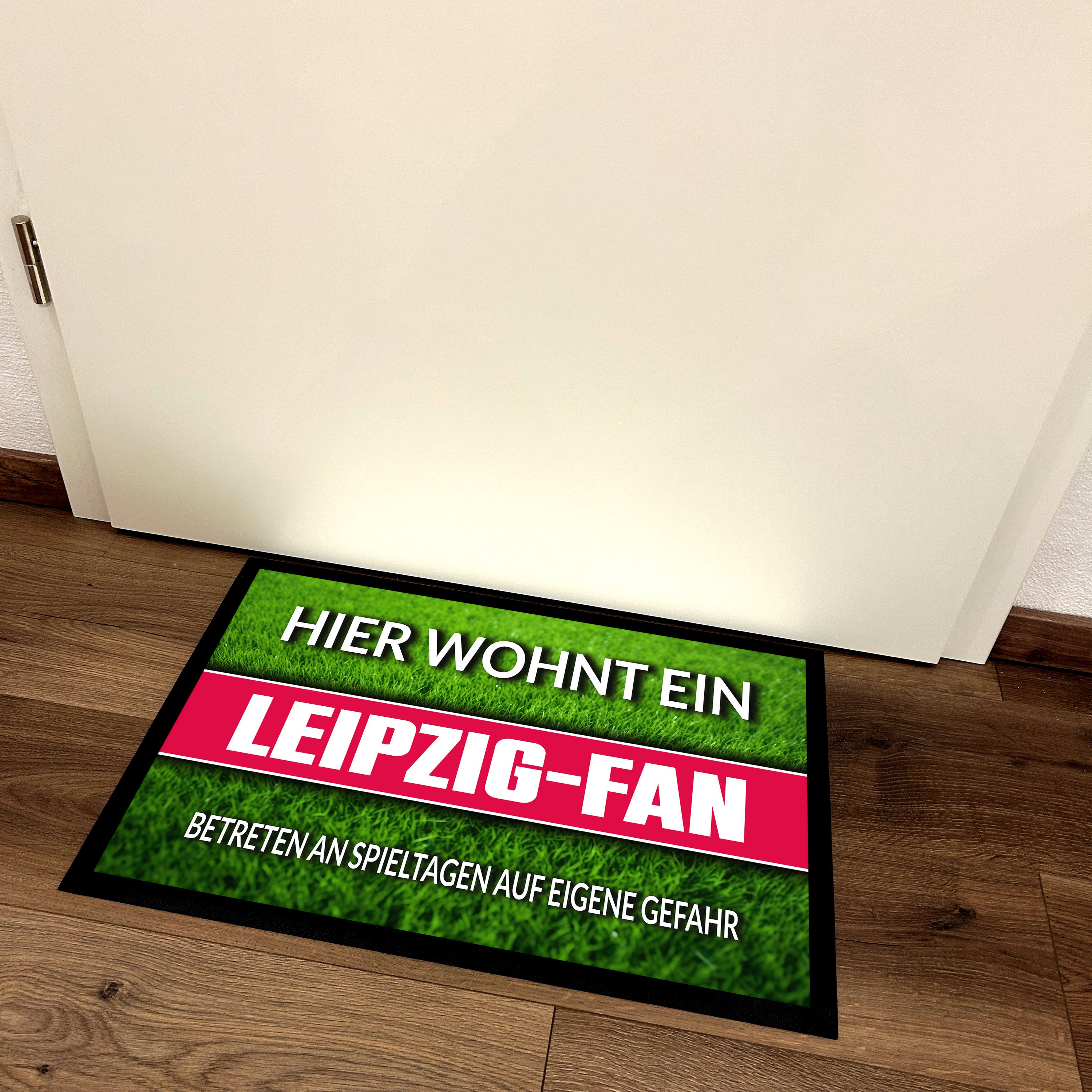Fußmatte Rasenoptik für Fußball Fans | Hier wohnt ein Leipzig Fan - Betreten an Spieltagen auf eigene Gefahr! | Türmatte mit Spruch | 60x40cm | für innen und außen | Vorleger für Haustür / Flur