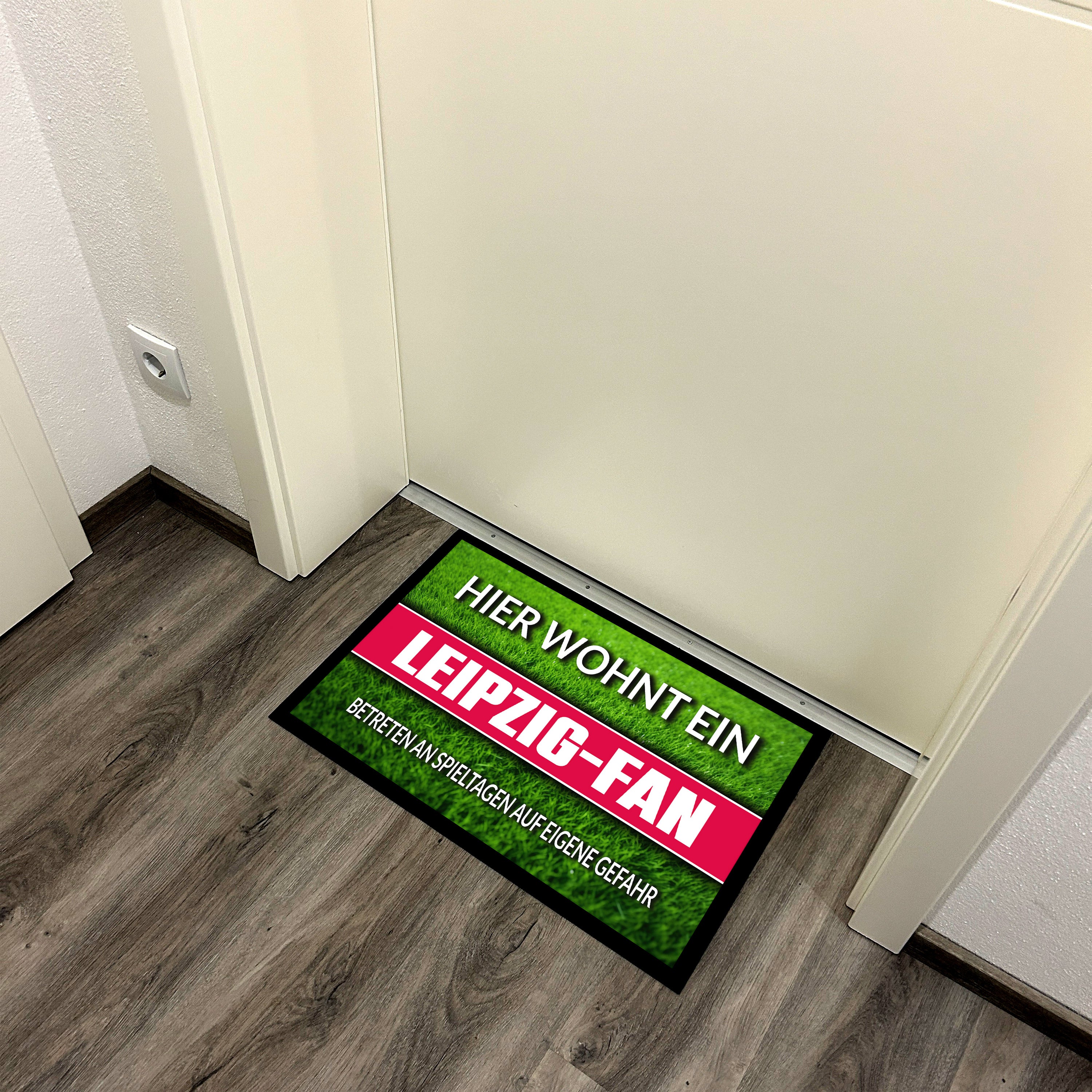 Fußmatte Rasenoptik für Fußball Fans | Hier wohnt ein Leipzig Fan - Betreten an Spieltagen auf eigene Gefahr! | Türmatte mit Spruch | 60x40cm | für innen und außen | Vorleger für Haustür / Flur
