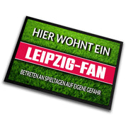 Fußmatte Rasenoptik für Fußball Fans | Hier wohnt ein Leipzig Fan - Betreten an Spieltagen auf eigene Gefahr! | Türmatte mit Spruch | 60x40cm | für innen und außen | Vorleger für Haustür / Flur