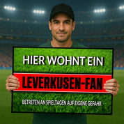 Fußmatte Rasenoptik für Fußball Fans | Hier wohnt ein Leverkusen Fan - Betreten an Spieltagen auf eigene Gefahr! | Türmatte mit Spruch | 60x40cm | für innen und außen | Vorleger für Haustür / Flur