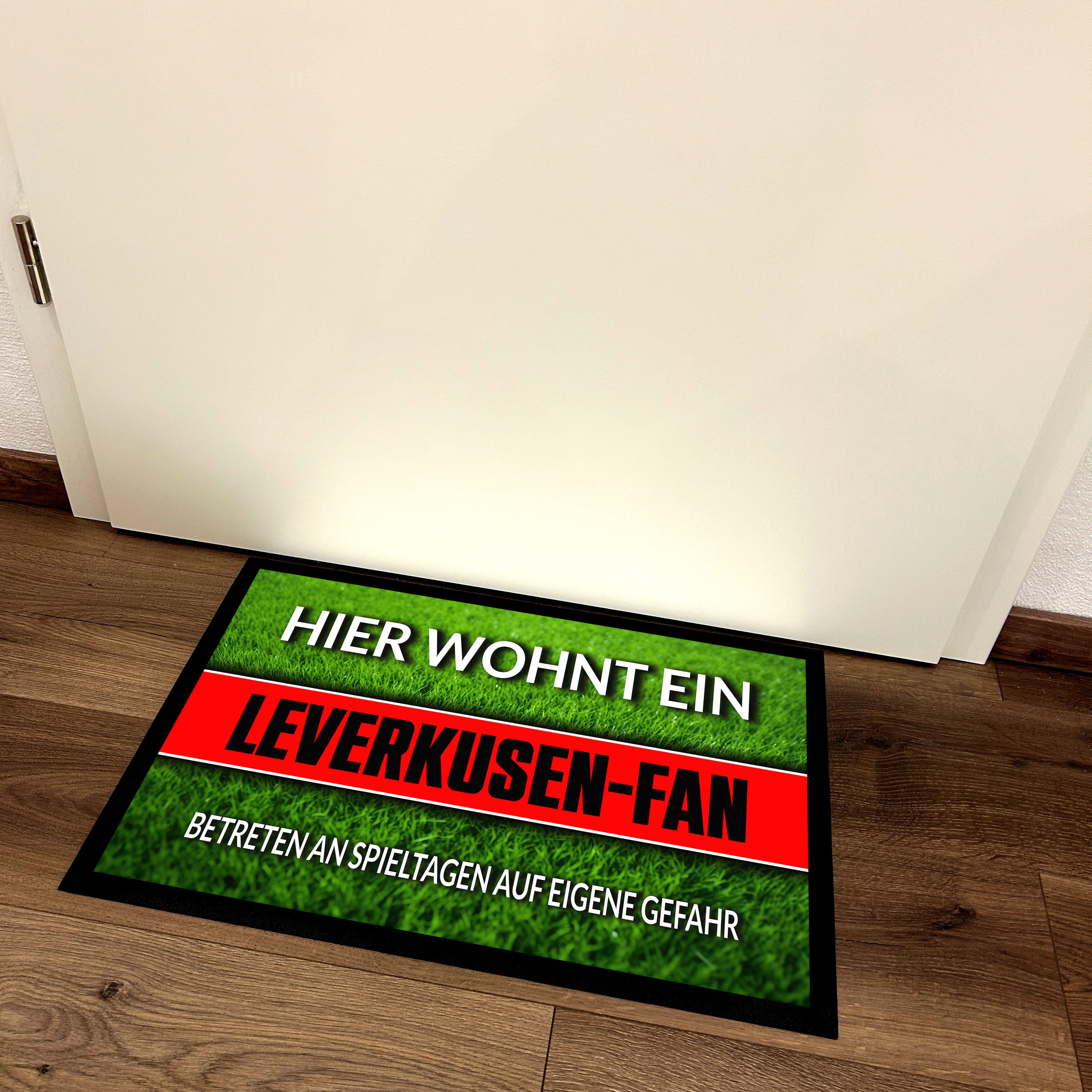 Fußmatte Rasenoptik für Fußball Fans | Hier wohnt ein Leverkusen Fan - Betreten an Spieltagen auf eigene Gefahr! | Türmatte mit Spruch | 60x40cm | für innen und außen | Vorleger für Haustür / Flur