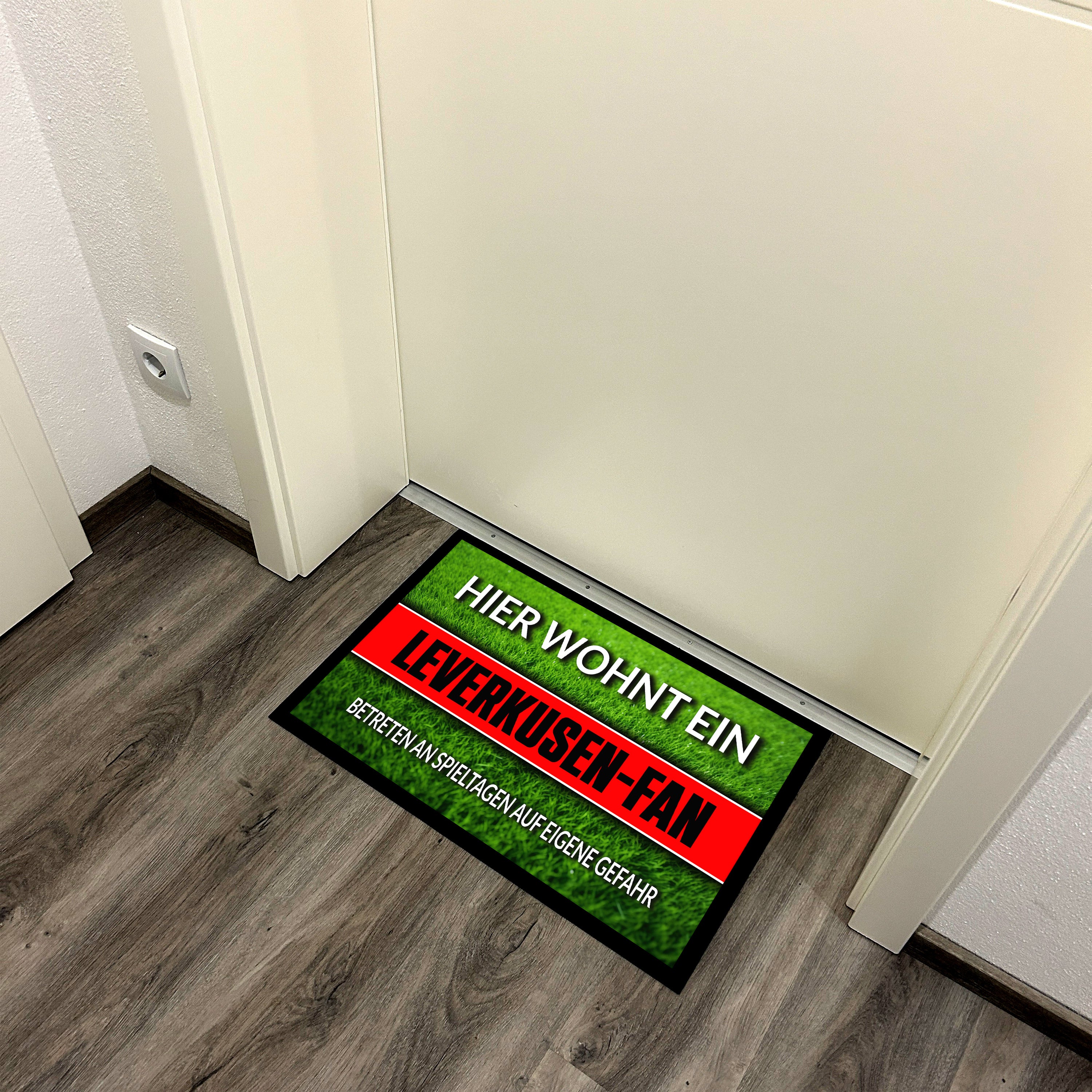 Fußmatte Rasenoptik für Fußball Fans | Hier wohnt ein Leverkusen Fan - Betreten an Spieltagen auf eigene Gefahr! | Türmatte mit Spruch | 60x40cm | für innen und außen | Vorleger für Haustür / Flur