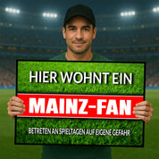 Fußmatte Rasenoptik für Fußball Fans | Hier wohnt ein Mainz Fan - Betreten an Spieltagen auf eigene Gefahr! | Türmatte mit Spruch | 60x40cm | für innen und außen | Vorleger für Haustür / Flur