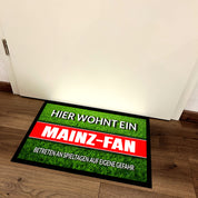 Fußmatte Rasenoptik für Fußball Fans | Hier wohnt ein Mainz Fan - Betreten an Spieltagen auf eigene Gefahr! | Türmatte mit Spruch | 60x40cm | für innen und außen | Vorleger für Haustür / Flur