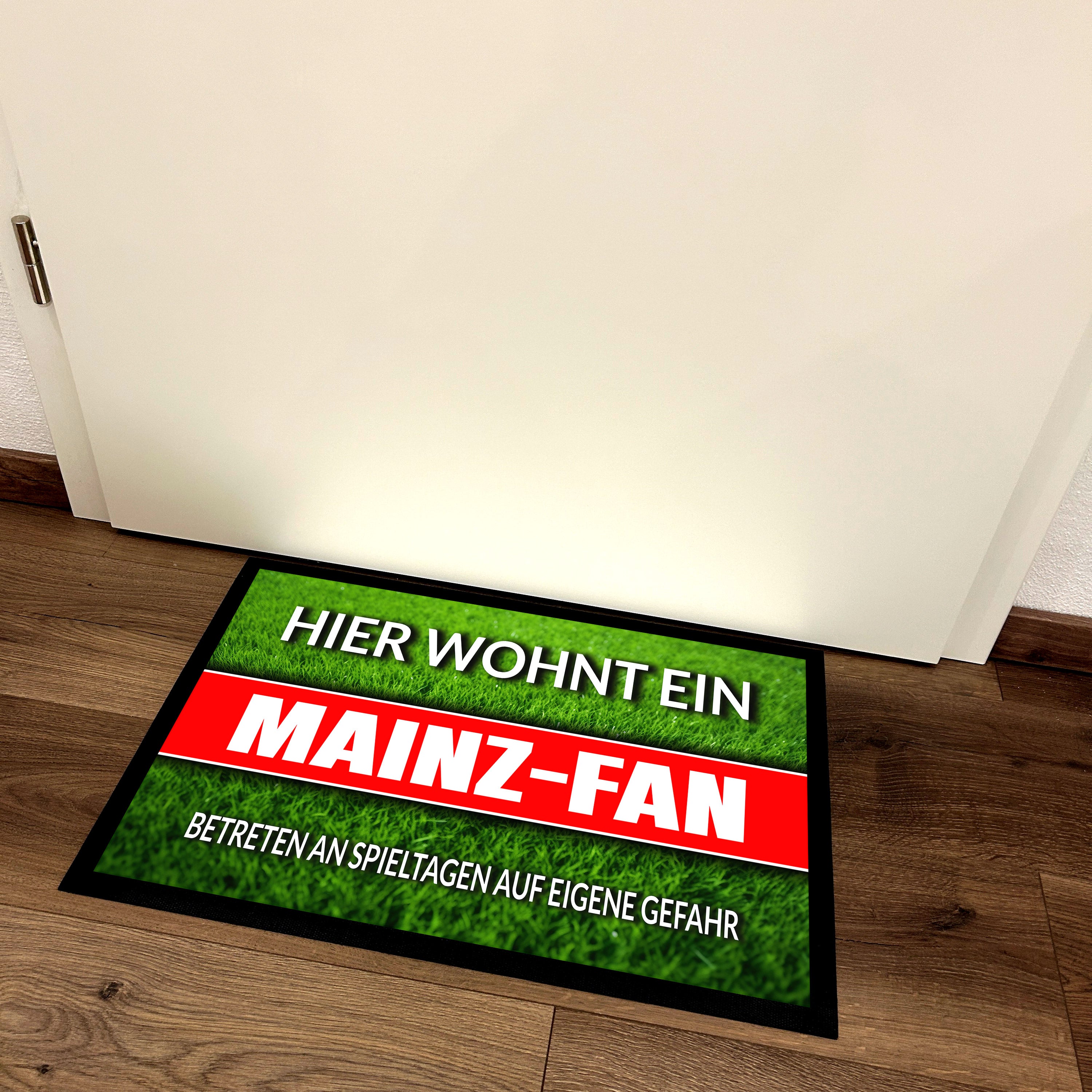 Fußmatte Rasenoptik für Fußball Fans | Hier wohnt ein Mainz Fan - Betreten an Spieltagen auf eigene Gefahr! | Türmatte mit Spruch | 60x40cm | für innen und außen | Vorleger für Haustür / Flur