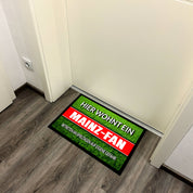 Fußmatte Rasenoptik für Fußball Fans | Hier wohnt ein Mainz Fan - Betreten an Spieltagen auf eigene Gefahr! | Türmatte mit Spruch | 60x40cm | für innen und außen | Vorleger für Haustür / Flur