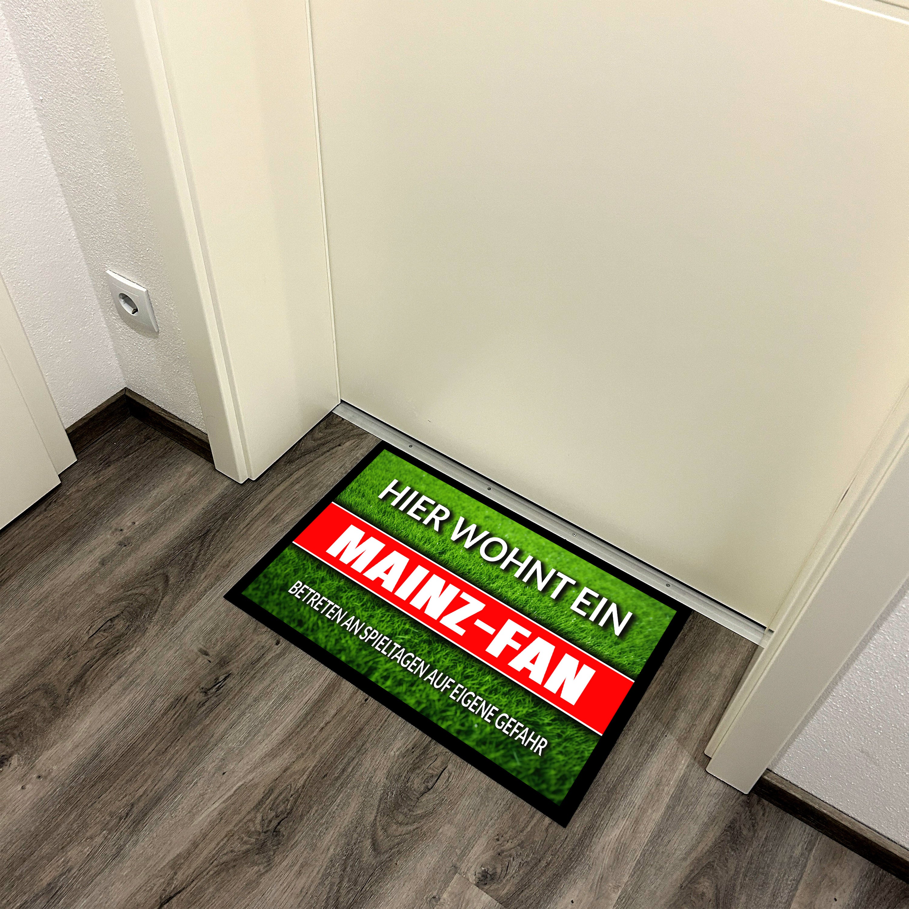 Fußmatte Rasenoptik für Fußball Fans | Hier wohnt ein Mainz Fan - Betreten an Spieltagen auf eigene Gefahr! | Türmatte mit Spruch | 60x40cm | für innen und außen | Vorleger für Haustür / Flur