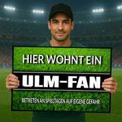 Fußmatte Rasenoptik für Fußball Fans | Hier wohnt ein Ulm Fan - Betreten an Spieltagen auf eigene Gefahr! | Türmatte mit Spruch | 60x40cm | für innen und außen | Vorleger für Haustür / Flur