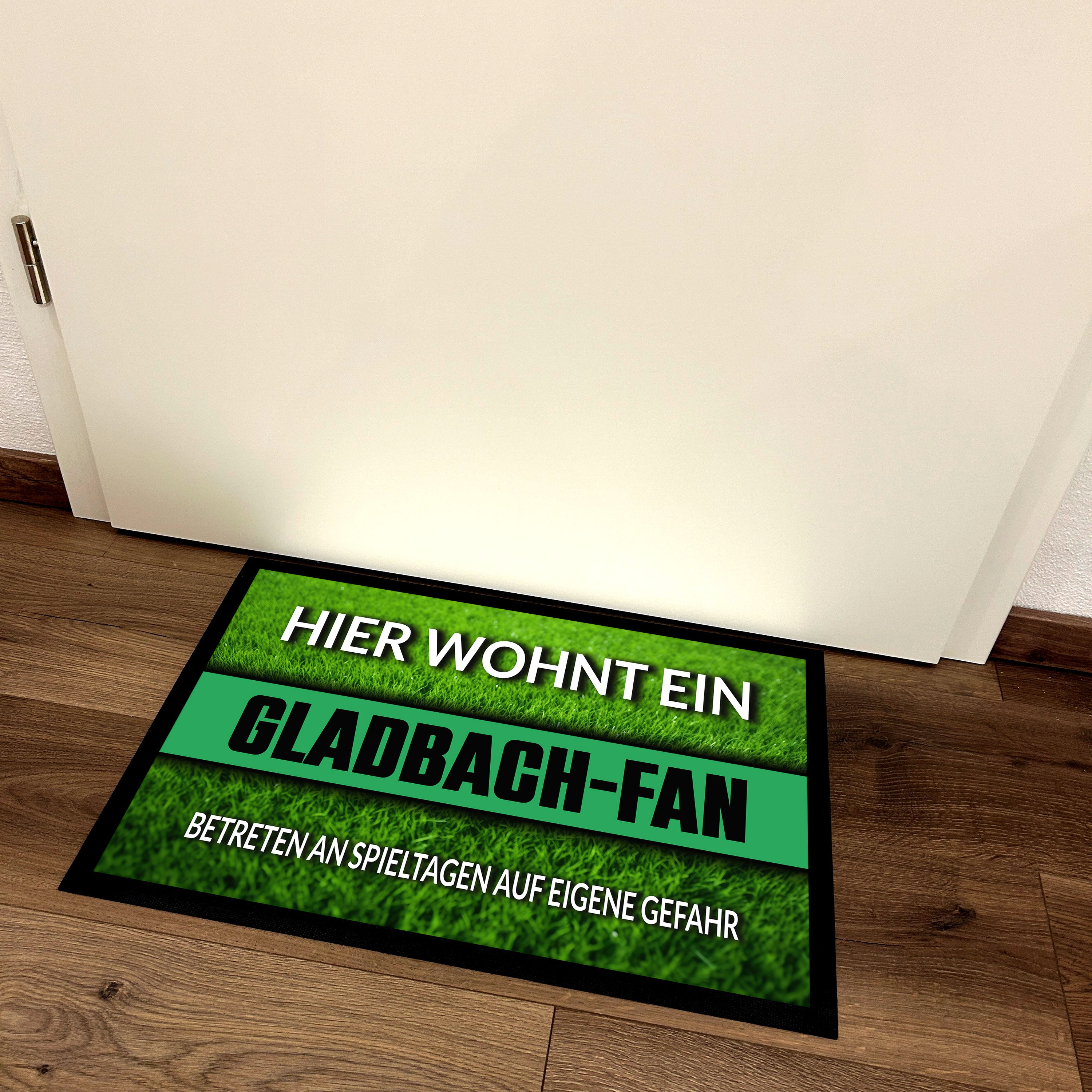 Fußmatte Rasenoptik für Fußball Fans | Hier wohnt ein Gladbach Fan - Betreten an Spieltagen auf eigene Gefahr! | Türmatte mit Spruch | 60x40cm | für innen und außen | Vorleger für Haustür / Flur